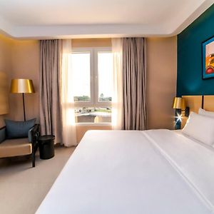 Zimmer mit Kingsize-Bett